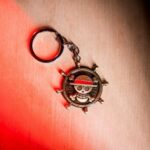 Golden Straw Hat Pirates Jolly Roger Keychain: Revolving Treasure for True Fans!